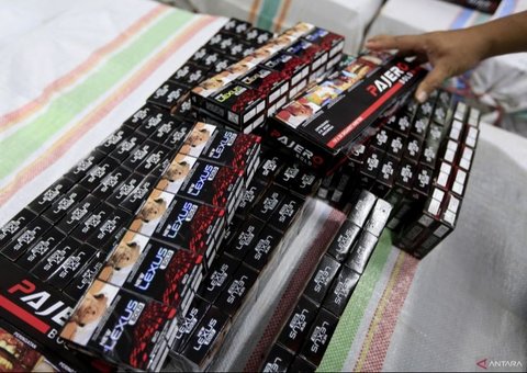 Maraknya rokok ilegal di Indonesia dikaitkan dengan kenaikan cukai, namun data empiris menunjukkan fakta yang berbeda dan penegakan hukum yang lemah sebagai penyebab utama.