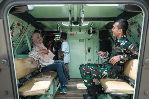 Pengunjung berada dalam kabin kendaraan pengangkut personel lapis baja (APC) saat kegiatan  pameran alutsista TNI Fair 2025 di kawasan Monas, Jakarta, Minggu (21/05/2025).