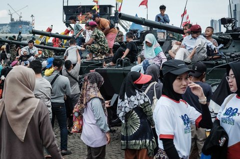 Pengunjung berfoto dengan peralatan militer saat kegiatan  pameran alutsista TNI Fair 2025 di kawasan Monas, Jakarta, Minggu (21/05/2025).