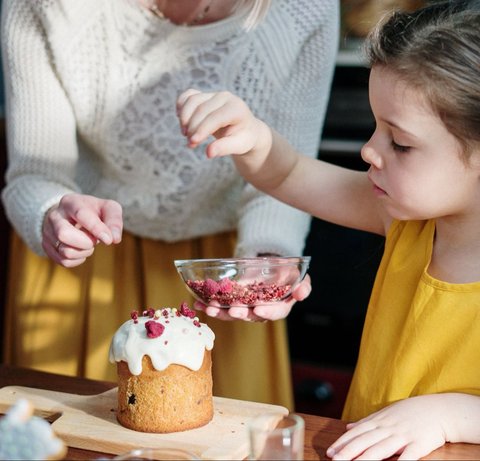 Kesalahan tulisan di atas kue ulang tahun yang seharusnya bertulisakan nama personil NCT membuat warganet tertawa. Warganet juga membagikan pengalaman serupa.