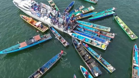 Anggota Satgas Operasi Trisila dan Lanal Balikpapan TNI AL melakukan  bakti sosial pembagian 250 paket sembako kepada nelayan di Perairan Teluk Balikpapan, Jumat (19/09/2025)/