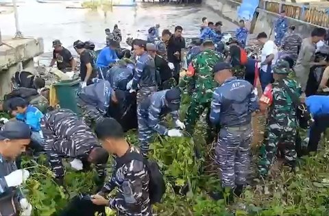 Anggota Satgas Operasi Trisila dan Lanal Balikpapan TNI AL melakukan  bakti sosial pembersihan pantai di Pantai Melawai,  Balikpapan, Sabtu (20/09/2026).