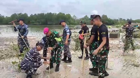 Anggota Satgas Operasi Trisila dan Lanal Balikpapan TNI AL melakukan  bakti sosial penanaman mangrove  di Faslabuh Ambarawang, Samboja , Balikpapan, Sabtu (20/09/2026).