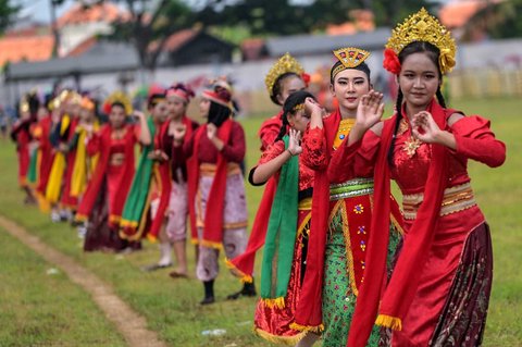 Penari tradisional Madura tampil pada lomba Karapan Sapi di Bangkalan, Pulau Madura, Jawa Timur, Minggu (21/09/2025).