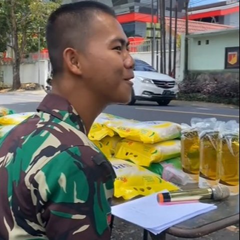 Teriak-teriak di Pinggir Jalan, Aksi Anggota TNI Jualan Beras Bulog Tuai Pujian