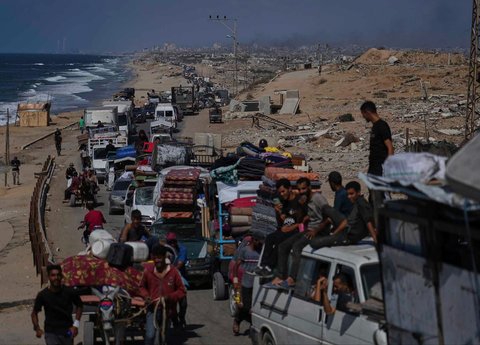 Warga Palestina yang mengungsi dari Gaza utara membawa barang-barang mereka di sepanjang jalan pesisir menuju Gaza selatan, Selasa (09/09/2025).