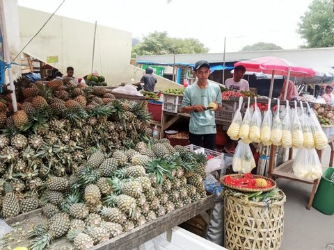 Nadi Sugiharto telah menjalankan usaha buah 'Nanas Nadi' sejak 1993 di Pasar Tradisional SMEP, Bandar Lampung.