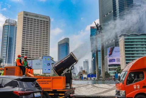Petugas Dinas Lingkungan Hidup (DLH) DKI Jakarta menyemprotkan water mist di sepanjang Jalan Thamrin dan kawasan Bundaran HI, Jakarta, Senin (22/9/2025).