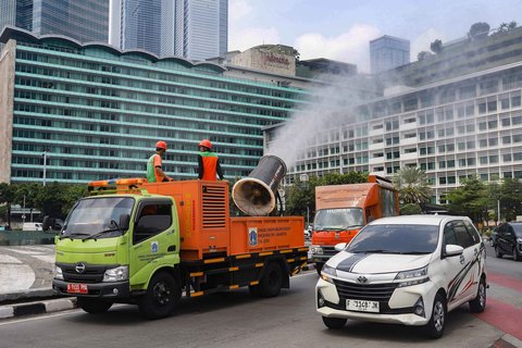 Petugas Dinas Lingkungan Hidup (DLH) DKI Jakarta menyemprotkan water mist di sepanjang Jalan Thamrin dan kawasan Bundaran HI, Jakarta, Senin (22/9/2025).