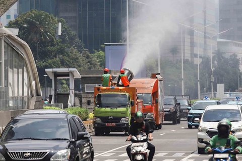 Petugas Dinas Lingkungan Hidup (DLH) DKI Jakarta menyemprotkan water mist di sepanjang Jalan Thamrin dan kawasan Bundaran HI, Jakarta, Senin (22/9/2025).