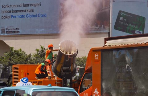 Petugas Dinas Lingkungan Hidup (DLH) DKI Jakarta menyemprotkan water mist di sepanjang Jalan Thamrin dan kawasan Bundaran HI, Jakarta, Senin (22/9/2025).