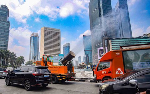 Petugas Dinas Lingkungan Hidup (DLH) DKI Jakarta menyemprotkan water mist di sepanjang Jalan Thamrin dan kawasan Bundaran HI, Jakarta, Senin (22/9/2025).