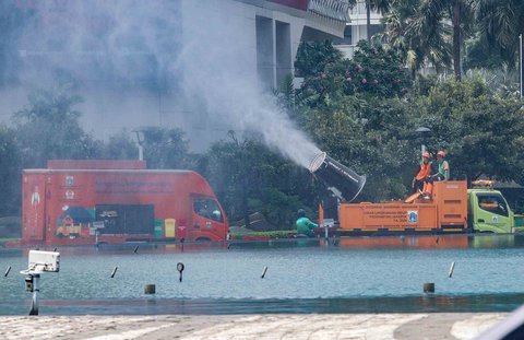 Petugas Dinas Lingkungan Hidup (DLH) DKI Jakarta menyemprotkan water mist di sepanjang Jalan Thamrin dan kawasan Bundaran HI, Jakarta, Senin (22/9/2025).