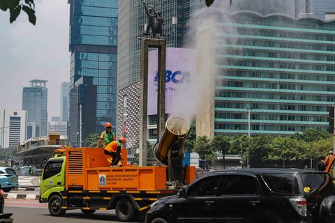 Petugas Dinas Lingkungan Hidup (DLH) DKI Jakarta menyemprotkan water mist di sepanjang Jalan Thamrin dan kawasan Bundaran HI, Jakarta, Senin (22/9/2025).