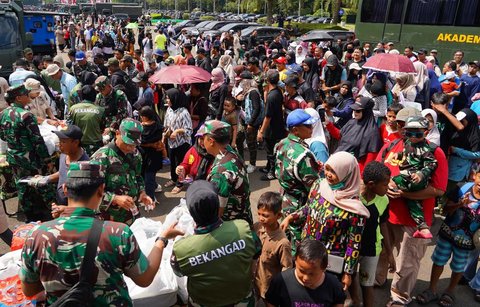 Warga mendapatkan nasi boks gratis yang disediakan  Pusbekangad TNI AD saat pelaksanaan TNI AD Fair 2025 di Monas, Minggu (21/09/2025).