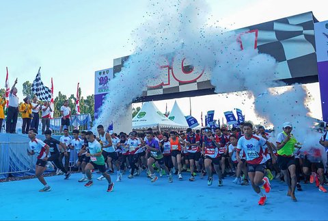 Ribuan peserta saat mengikuti Panglima Run 2025 AD saat pelaksanaan TNI AD Fair 2025 di Monas, Minggu (21/09/2025).