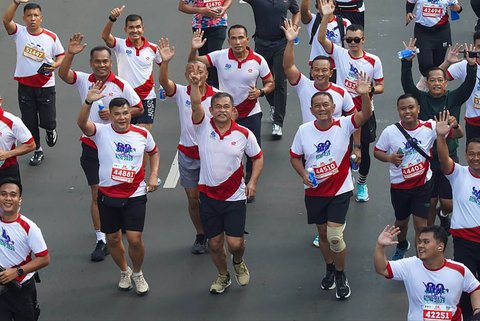 Panglima TNI Jenderal TNI Agus Subiyanto, Wakil Panglima TNI Jenderal TNI Tandyo Budi R dan Kasad Jenderal TNI Maruli Simanjuntak saat mengikuti Panglima Run 2025 AD di Monas, Minggu (21/09/2025).