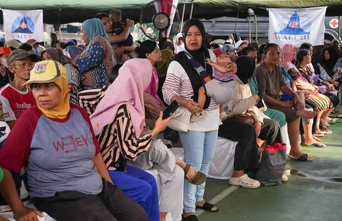 Warga mendapatkan layanan kesehatan gratis di Rumah Sakit Lapangan (Rumkitlap) saat pelaksanaan TNI AD Fair 2025 di Monas, Minggu (21/09/2025).