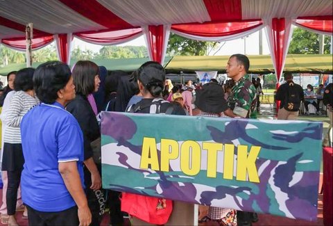 Warga mendapatkan layanan kesehatan gratis di Rumah Sakit Lapangan (Rumkitlap) saat pelaksanaan TNI AD Fair 2025 di Monas, Minggu (21/09/2025).