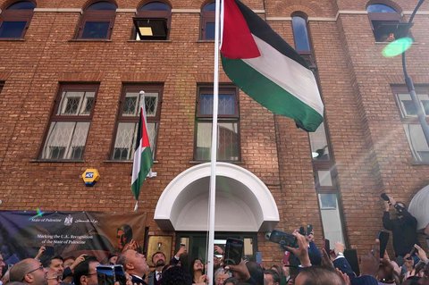 Duta Besar untuk Misi Palestina di Inggris Husam S. Zomlot mengibarkan bendera Palestina dalam sebuah upacara di Misi Palestina di London, Senin (22/09/2025).