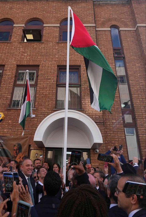 Duta Besar untuk Misi Palestina di Inggris Husam S. Zomlot mengibarkan bendera Palestina dalam sebuah upacara di Misi Palestina di London, Senin (22/09/2025).