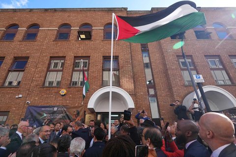 Duta Besar untuk Misi Palestina di Inggris Husam S. Zomlot mengibarkan bendera Palestina dalam sebuah upacara di Misi Palestina di London, Senin (22/09/2025).