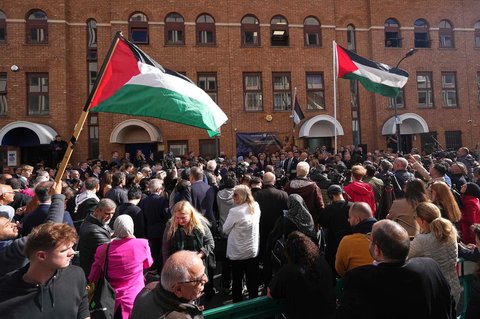 Warga  mengibarkan bendera Palestina dalam sebuah upacara di Misi Palestina untuk Inggris, di London, Senin (22/09/2025