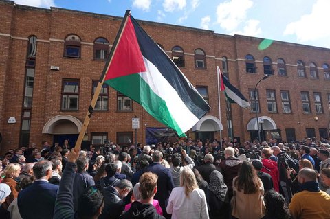 Warga  mengibarkan bendera Palestina dalam sebuah upacara di Misi Palestina untuk Inggris, di London, Senin (22/09/2025