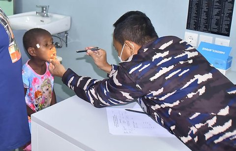 Warga mendapatkan pemeriksaan kesehatan oleh personil KRI dr. Wahidin Sudirohusodo TNI AL di Dermaga Wanam, Merauke, Papua Selatan, Senin (22/9/2025).