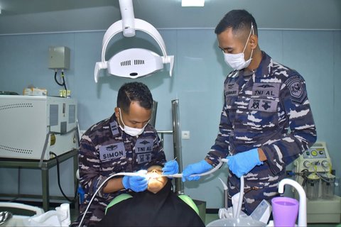 Warga mendapatkan pemeriksaan kesehatan oleh personil KRI dr. Wahidin Sudirohusodo TNI AL di Dermaga Wanam, Merauke, Papua Selatan, Senin (22/9/2025).