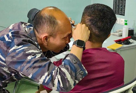 Warga mendapatkan pemeriksaan kesehatan oleh personil KRI dr. Wahidin Sudirohusodo TNI AL di Dermaga Wanam, Merauke, Papua Selatan, Senin (22/9/2025).