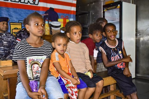 Anak-anak antri  mendapatkan pemeriksaan kesehatan dl KRI dr. Wahidin Sudirohusodo TNI AL di Dermaga Wanam, Merauke, Papua Selatan, Senin (22/9/2025).