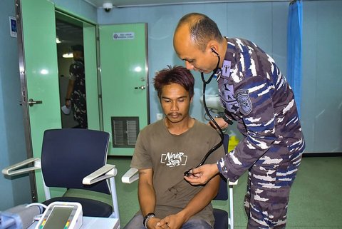 Warga mendapatkan pemeriksaan kesehatan oleh personil KRI dr. Wahidin Sudirohusodo TNI AL di Dermaga Wanam, Merauke, Papua Selatan, Senin (22/9/2025).
