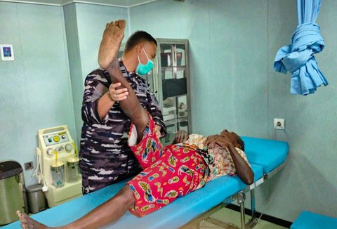 Warga mendapatkan pemeriksaan kesehatan oleh personil KRI dr. Wahidin Sudirohusodo TNI AL di Dermaga Wanam, Merauke, Papua Selatan, Senin (22/9/2025).
