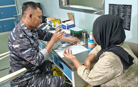 Warga mendapatkan pemeriksaan kesehatan oleh personil KRI dr. Wahidin Sudirohusodo TNI AL di Dermaga Wanam, Merauke, Papua Selatan, Senin (22/9/2025).