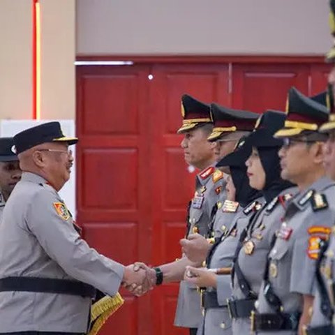 Kepala Lembaga Pendidikan dan Pelatihan (Kalemdiklat) Polri, Komjen Pol Prof Chryshnanda Dwilaksana, memimpin upacara serah terima jabatan (sertijab) sejumlah pejabat Polri yang dirotasi. (Is