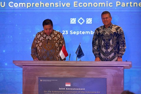 Menteri Koordinator Bidang Perekonomian Indonesia, Airlangga Hartarto dan Komisioner Uni Eropa untuk Perdagangan dan Keamanan Ekonomi, Hubungan Antarlembaga, dan Transparansi, Maros Sefcovic  saat penandatanganan Perjanjian Kemitraan Ekonomi Komprehensif Indonesia-Uni Eropa di Nusa Dua, Bali, Selasa (21/09/2025).