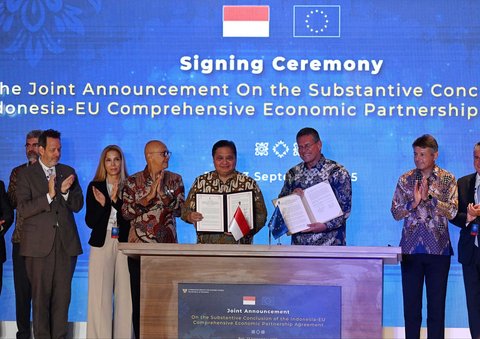 Menteri Koordinator Bidang Perekonomian Indonesia, Airlangga Hartarto dan Komisioner Uni Eropa untuk Perdagangan dan Keamanan Ekonomi, Hubungan Antarlembaga, dan Transparansi, Maros Sefcovic  saat penandatanganan Perjanjian Kemitraan Ekonomi Komprehensif Indonesia-Uni Eropa di Nusa Dua, Bali, Selasa (21/09/2025).