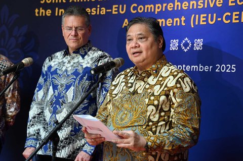Menteri Koordinator Bidang Perekonomian Indonesia, Airlangga Hartarto dan Komisioner Uni Eropa untuk Perdagangan dan Keamanan Ekonomi, Hubungan Antarlembaga, dan Transparansi, Maros Sefcovic  usai penandatanganan Perjanjian Kemitraan Ekonomi Komprehensif Indonesia-Uni Eropa di Nusa Dua, Bali, Selasa (21/09/2025).