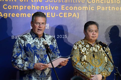 Menteri Koordinator Bidang Perekonomian Indonesia, Airlangga Hartarto dan Komisioner Uni Eropa untuk Perdagangan dan Keamanan Ekonomi, Hubungan Antarlembaga, dan Transparansi, Maros Sefcovic  usai penandatanganan Perjanjian Kemitraan Ekonomi Komprehensif Indonesia-Uni Eropa di Nusa Dua, Bali, Selasa (21/09/2025).