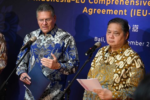 Menteri Koordinator Bidang Perekonomian Indonesia, Airlangga Hartarto dan Komisioner Uni Eropa untuk Perdagangan dan Keamanan Ekonomi, Hubungan Antarlembaga, dan Transparansi, Maros Sefcovic  usai penandatanganan Perjanjian Kemitraan Ekonomi Komprehensif Indonesia-Uni Eropa di Nusa Dua, Bali, Selasa (21/09/2025).