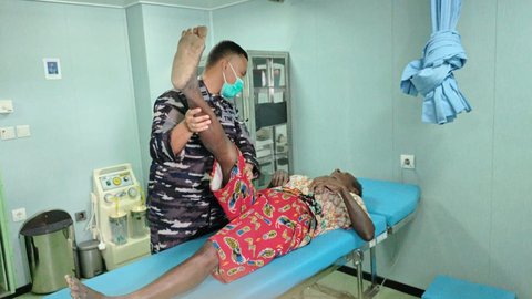 Kemhan Inisiasi Bakti Sosial dan Kesehatan di Wanam, Kapal RS KRI Wahidin Sudirohusodo Layani Warga Papua