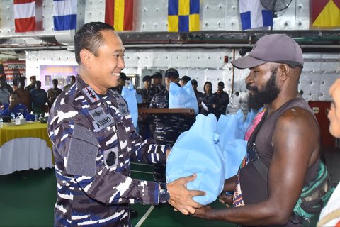 Kemhan Inisiasi Bakti Sosial dan Kesehatan di Wanam, Kapal RS KRI Wahidin Sudirohusodo Layani Warga Papua