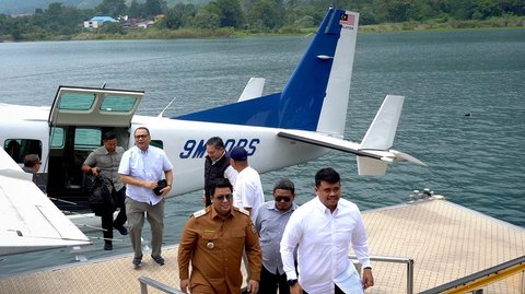 Gubernur Sumut Bobby Nasution Jajal Pesawat Amfibi di Danau Toba
