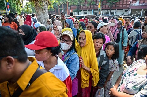 Warga antri  membeli kebutuhan pokok saat kegiatan Gerakan Pangan Murah (GPM)   di Taman 10 Nopember, Tambaksari, Surabaya, Selasa (23/9/2025).