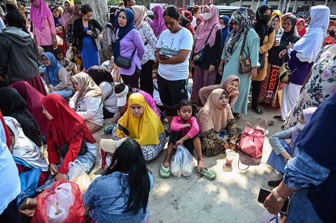 Warga antri  membeli kebutuhan pokok saat kegiatan Gerakan Pangan Murah (GPM)   di Taman 10 Nopember, Tambaksari, Surabaya, Selasa (23/9/2025).