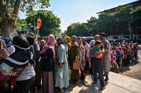 Warga antri  membeli kebutuhan pokok saat kegiatan Gerakan Pangan Murah (GPM)   di Taman 10 Nopember, Tambaksari, Surabaya, Selasa (23/9/2025).
