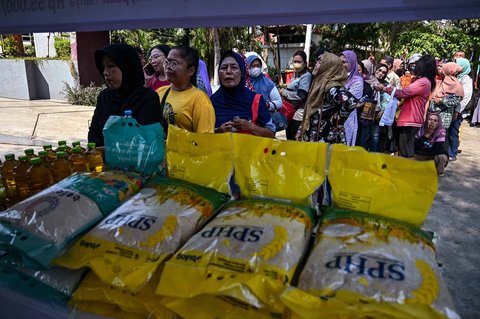 Warga antri  membeli kebutuhan pokok saat kegiatan Gerakan Pangan Murah (GPM)   di Taman 10 Nopember, Tambaksari, Surabaya, Selasa (23/9/2025).