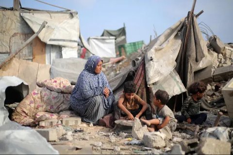 Diketahui, sejak 7 Oktober 2023, lebih dari 2 juta orang atau hampir seluruh penduduk Gaza harus mengungsi. Hingga kini, ada lebih dari 57.000 warga Palestina tewas sejak perang antara Israel dan milisi Hamas memanas pada Oktober 2023 lalu. (Eyad BABA/AFP)