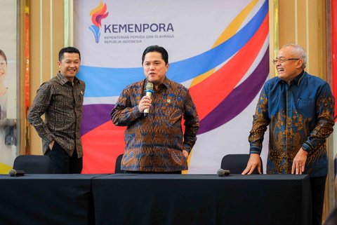 Menteri Pemuda dan Olahraga (Menpora) Erick Thohir (tengah) didampingi Wamenpora Taufik Hidayat (kiri) dan SesKemenpora Gunawan Suswantoro (kanan) memberikan keterangan pada konferensi pers di Jakarta, Selasa (23/9/2025).